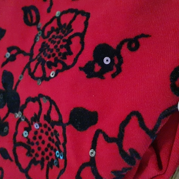 Red blouse with black velvet flowers - Picture 3 of 3